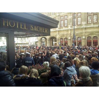 Justin Bieber Fans belagern Hotel Sacher