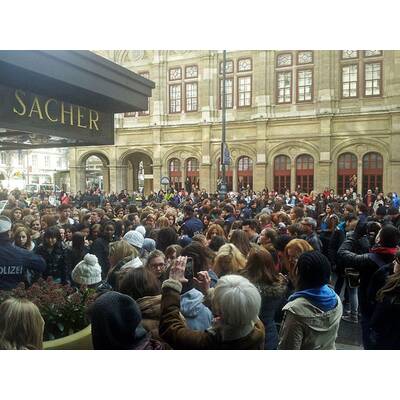 Justin Bieber Fans belagern Hotel Sacher