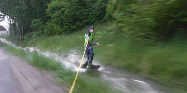 Mit dem Wakeboard auf dem Hochwasser