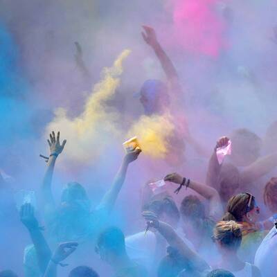 Tausende feiern ausgelassene Farbpuder-Schlacht