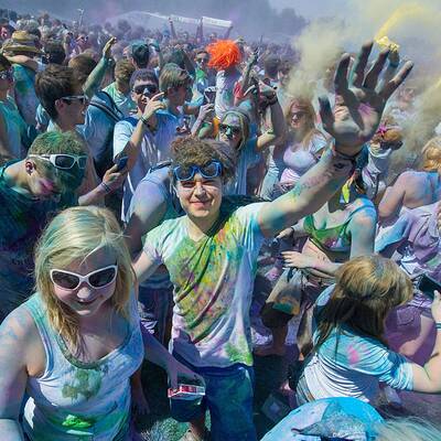 Tausende feiern ausgelassene Farbpuder-Schlacht