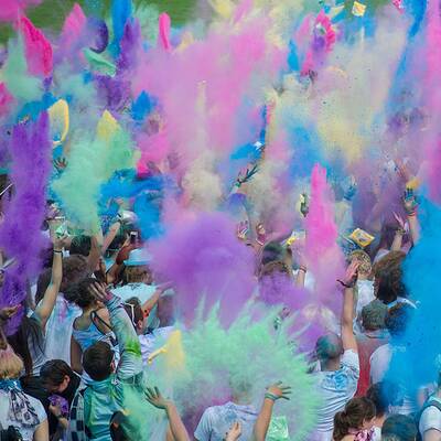 Tausende feiern ausgelassene Farbpuder-Schlacht