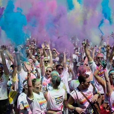 Tausende feiern ausgelassene Farbpuder-Schlacht