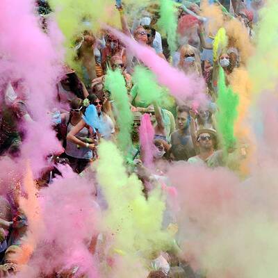 Tausende feiern ausgelassene Farbpuder-Schlacht