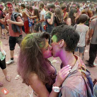 Tausende feiern ausgelassene Farbpuder-Schlacht