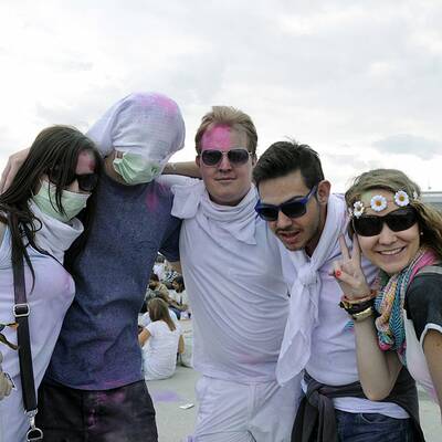 Tausende feiern ausgelassene Farbpuder-Schlacht