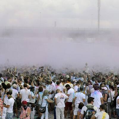 Tausende feiern ausgelassene Farbpuder-Schlacht