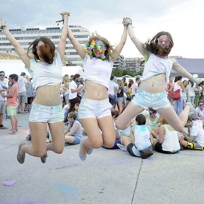 Tausende feiern ausgelassene Farbpuder-Schlacht