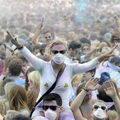 Tausende feiern ausgelassene Farbpuder-Schlacht