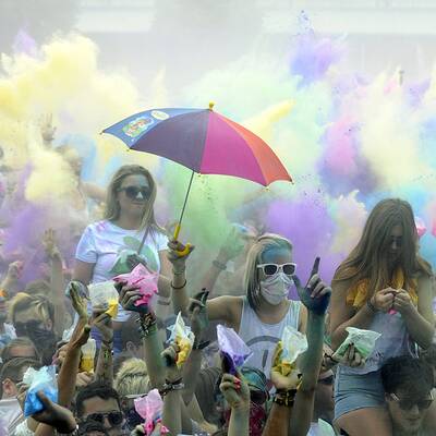 Tausende feiern ausgelassene Farbpuder-Schlacht