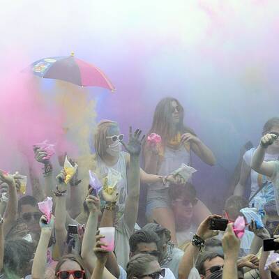 Tausende feiern ausgelassene Farbpuder-Schlacht