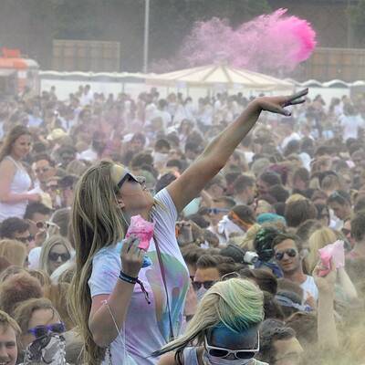 Tausende feiern ausgelassene Farbpuder-Schlacht