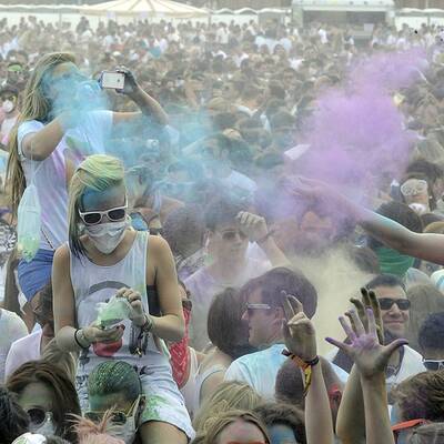 Tausende feiern ausgelassene Farbpuder-Schlacht