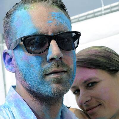 Tausende feiern ausgelassene Farbpuder-Schlacht