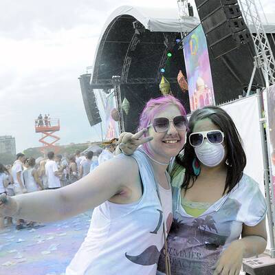 Tausende feiern ausgelassene Farbpuder-Schlacht