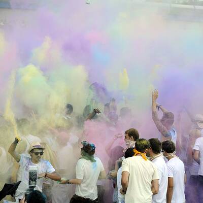 Tausende feiern ausgelassene Farbpuder-Schlacht