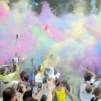 Tausende feiern ausgelassene Farbpuder-Schlacht