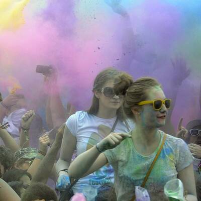 Tausende feiern ausgelassene Farbpuder-Schlacht
