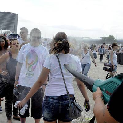 Tausende feiern ausgelassene Farbpuder-Schlacht