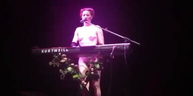 Amanda Palmer l&auml;sst die H&uuml;llen fallen