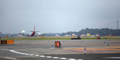 Flieger in New York legt Bruchlandung hin