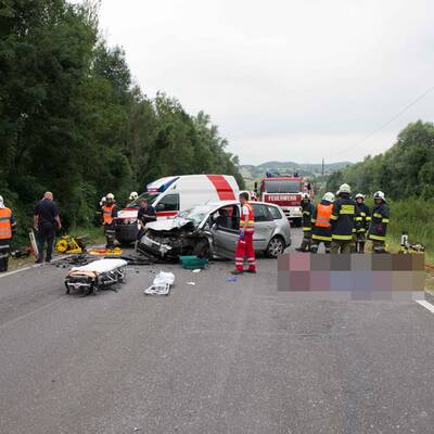 Ein Toter bei Pkw-Crash