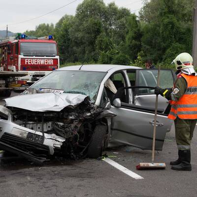 Ein Toter bei Pkw-Crash