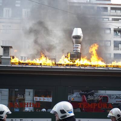 Flammen sprangen von Asia-Lokal auf Steakrestaurant über