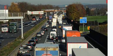 Kilometer langer Stau auf A1 nach Unfall