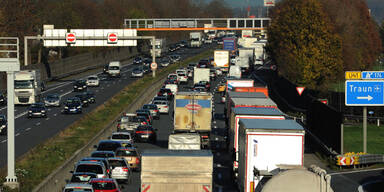 Kilometer langer Stau auf A1 nach Unfall