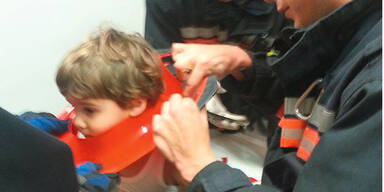 Feuerwehr rettet Bub aus Kinderklo