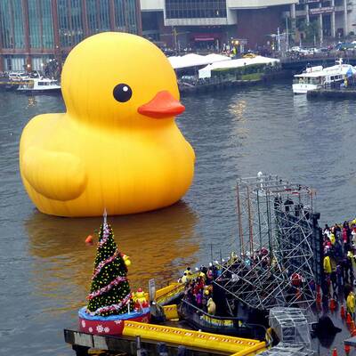 18-Meter-Gummiente durch Adler-Attacke in Taiwan zerstört