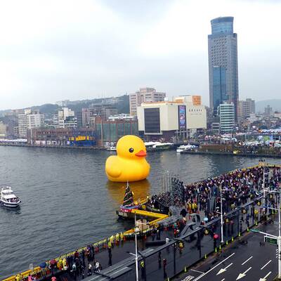 18-Meter-Gummiente durch Adler-Attacke in Taiwan zerstört
