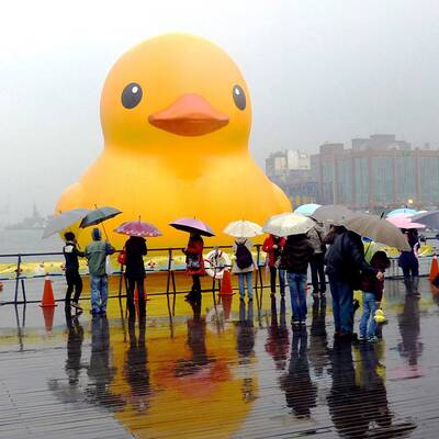 18-Meter-Gummiente durch Adler-Attacke in Taiwan zerstört