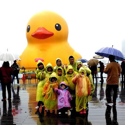 18-Meter-Gummiente durch Adler-Attacke in Taiwan zerstört