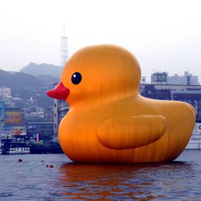 18-Meter-Gummiente durch Adler-Attacke in Taiwan zerstört