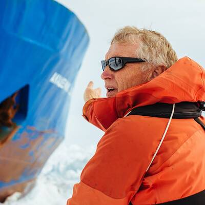 74 Menschen auf MV Akademik Shokalskiy warten auf Hilfe.