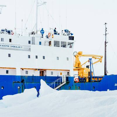74 Menschen auf MV Akademik Shokalskiy warten auf Hilfe.