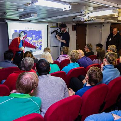 74 Menschen auf MV Akademik Shokalskiy warten auf Hilfe.