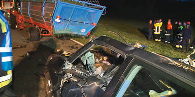 Frau crasht Luxus-Auto in Traktor