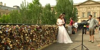 Br&uuml;ckengel&auml;nder bricht unter Last der Liebesschl&ouml;sser zusammen