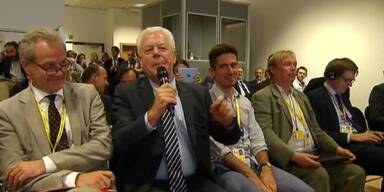 Reporter singt Merkel ein Lied