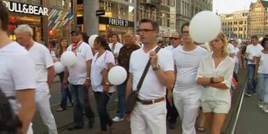 Niederl&auml;nder gedenken der Opfer