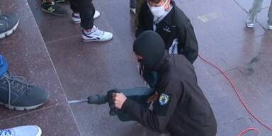 Leninstatue in Charkiw gest&uuml;rzt