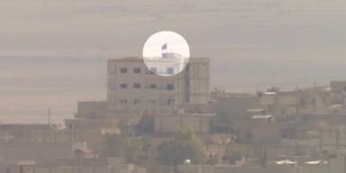 IS-Kämpfer hissen Fahne in Kobani