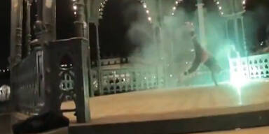Breakdancer mit Raketen an den Füßen