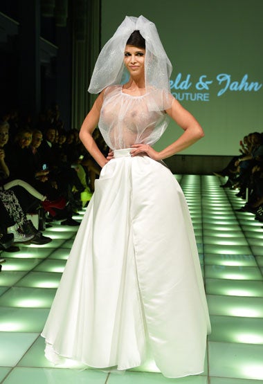 Nacktmodel Micaela Schäfer überrascht als transparente Braut