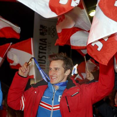 Die wilde Gold-Feier von Mayer