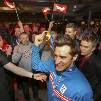 Die wilde Gold-Feier von Mayer