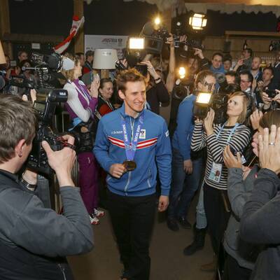 Die wilde Gold-Feier von Mayer